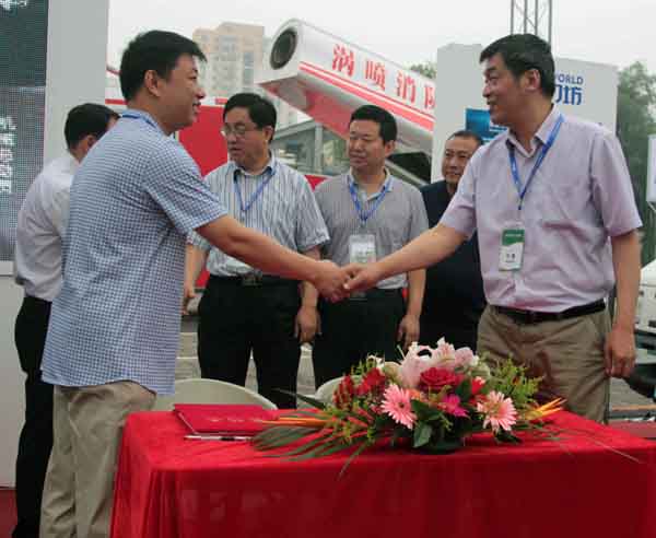國務(wù)委員王勇一行人參觀便攜式水切割設(shè)備